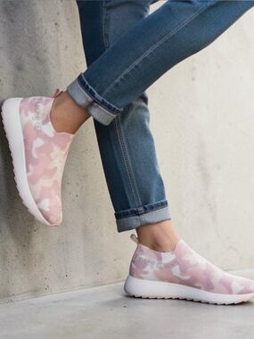 Juicy Couture Avarie Knit Slip on Jogger Sneakers Blush & White Camo NEW Size 6